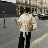 Chloe | Aukšta Apykakle ir Diržu Pelerinos Švarkelis